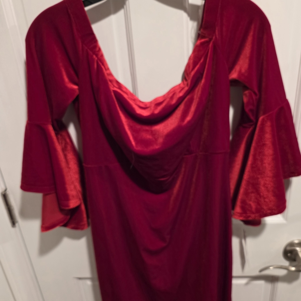 Teezeme  Dress  Nwt Size. 15/16   Off Shoulder    Velvet Dress